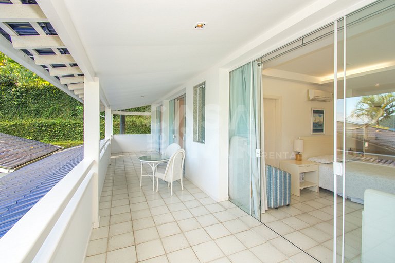 Casa com sete suítes, praia privativa com lancha