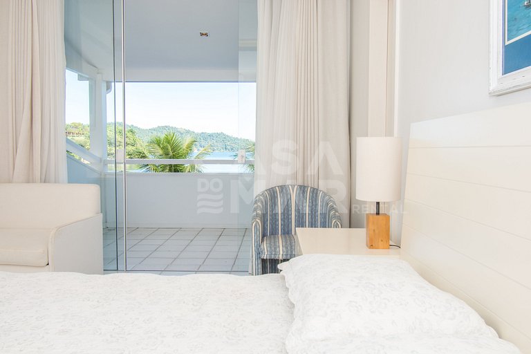 Casa com sete suítes, praia privativa com lancha