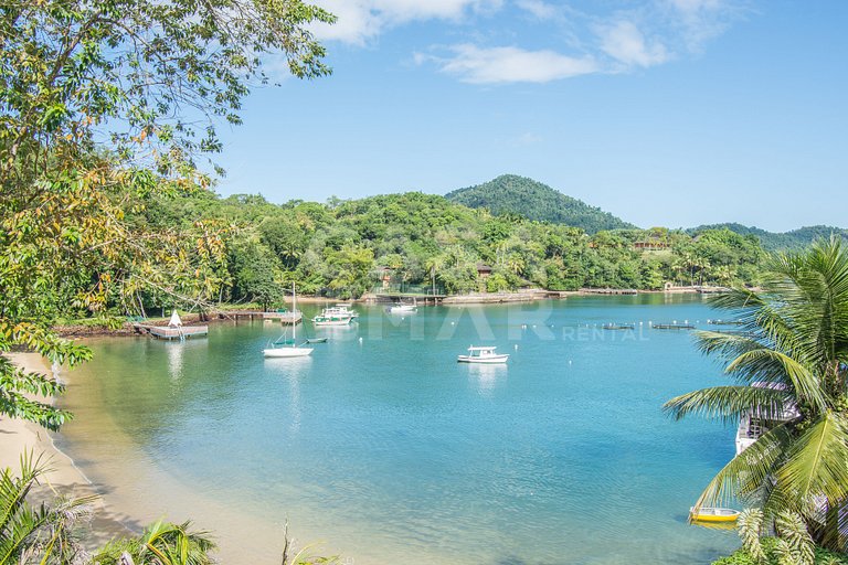 Casa com sete suítes, praia privativa com lancha