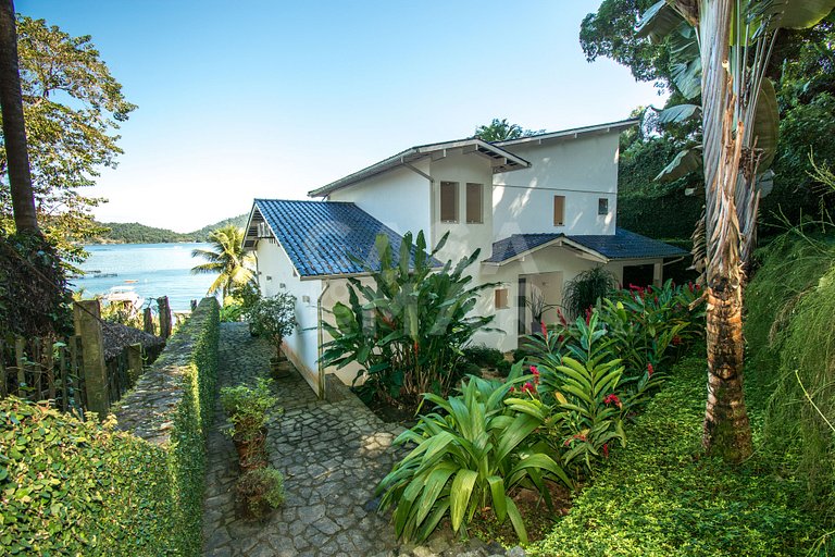 Casa com sete suítes, praia privativa com lancha