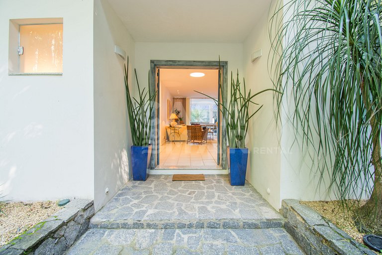 Casa com sete suítes, praia privativa com lancha