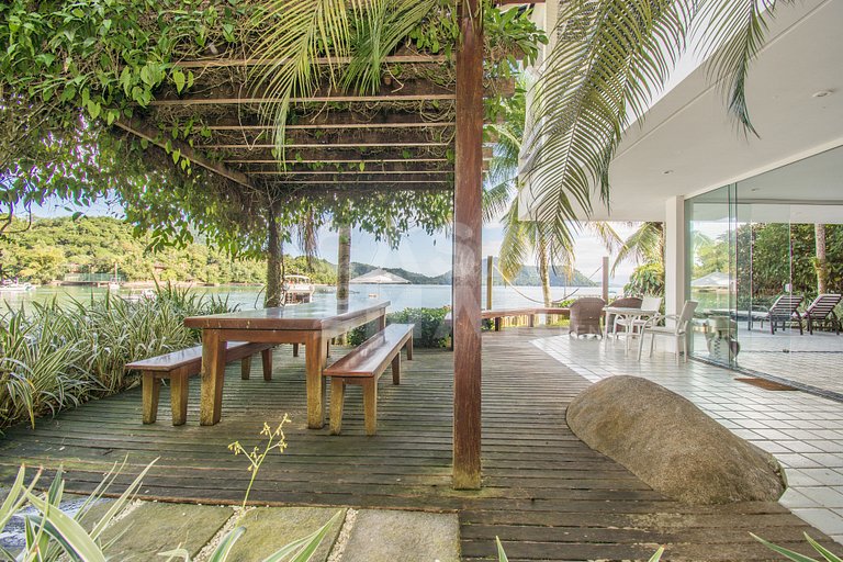 Casa com sete suítes, praia privativa com lancha