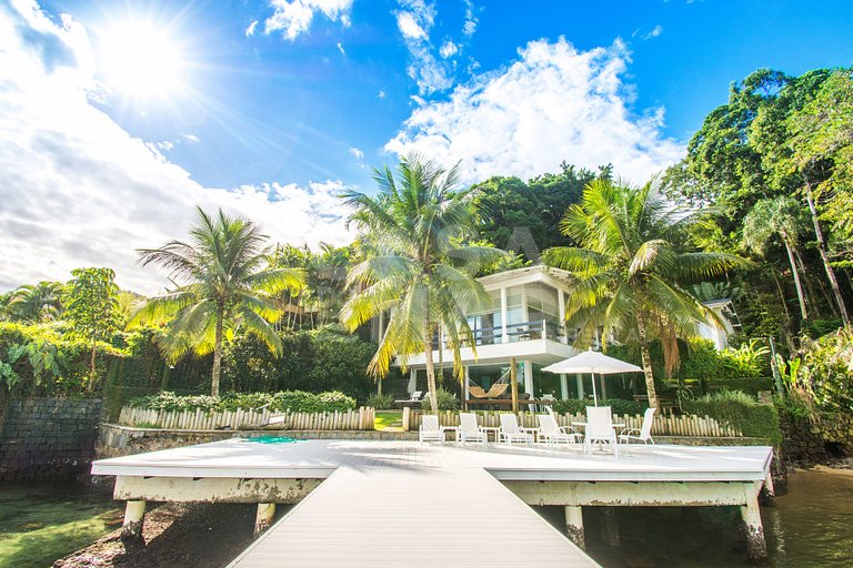 Casa com sete suítes, praia privativa com lancha