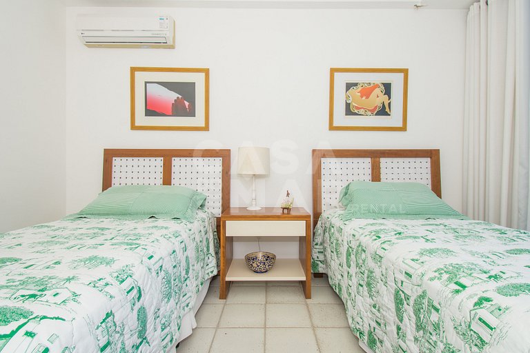 Casa com sete suítes, praia privativa com lancha