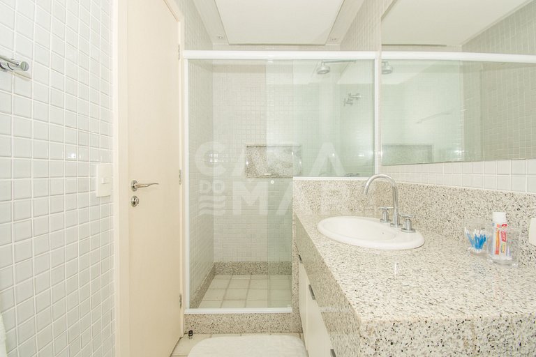 Casa com sete suítes, praia privativa com lancha