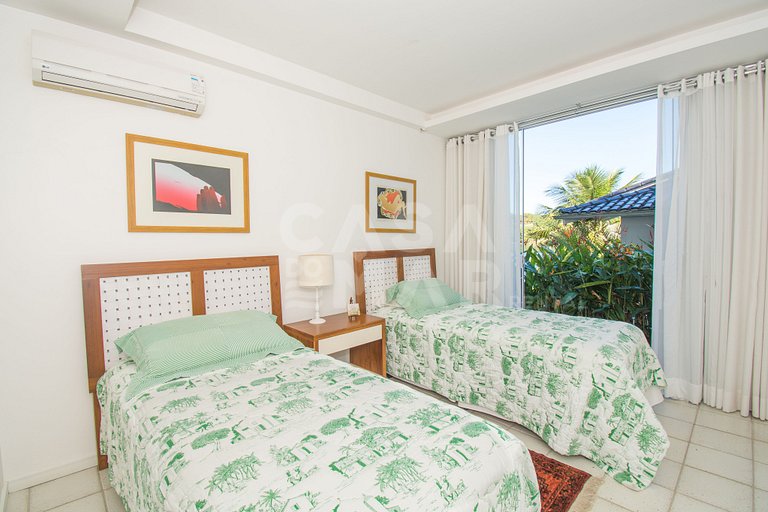 Casa com sete suítes, praia privativa com lancha
