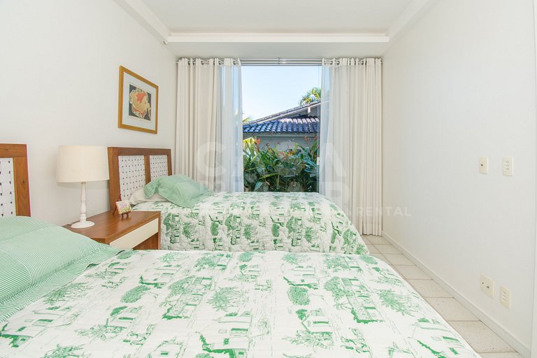 Casa com sete suítes, praia privativa com lancha