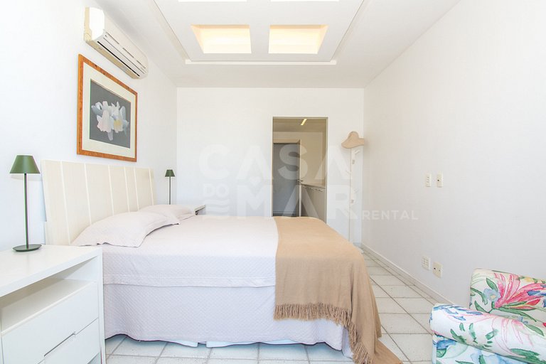 Casa com sete suítes, praia privativa com lancha