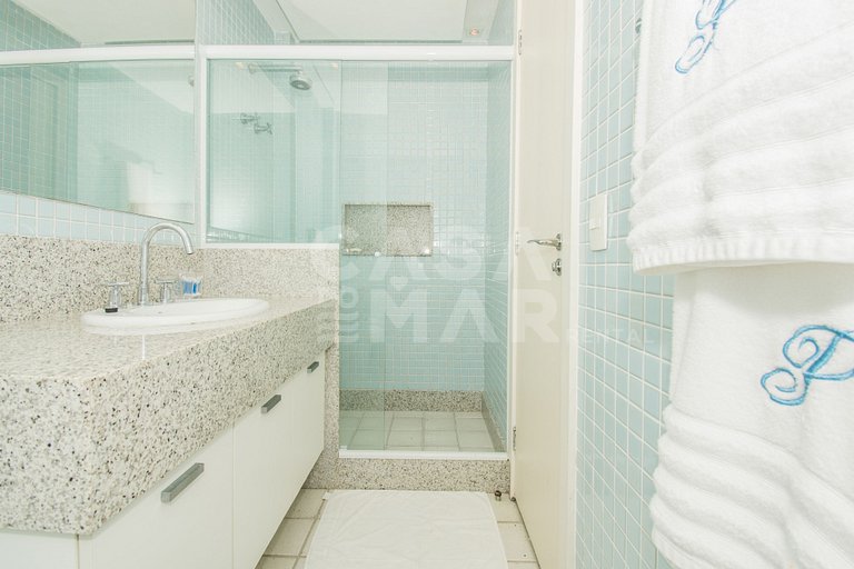 Casa com sete suítes, praia privativa com lancha