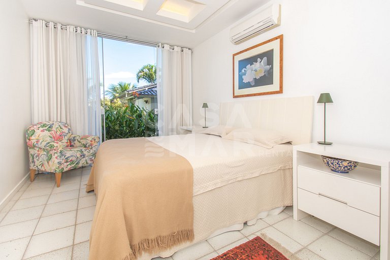Casa com sete suítes, praia privativa com lancha