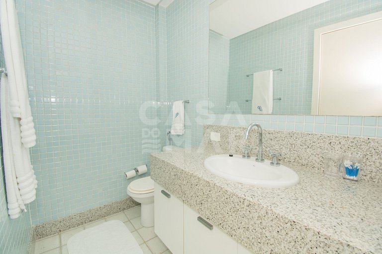 Casa com sete suítes, praia privativa com lancha