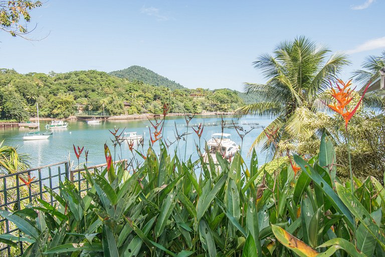 Casa com sete suítes, praia privativa com lancha