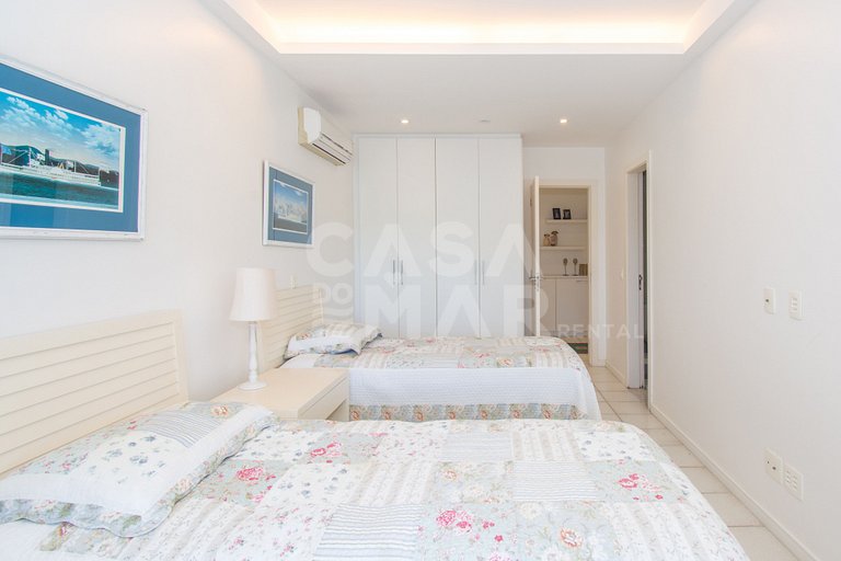 Casa com sete suítes, praia privativa com lancha
