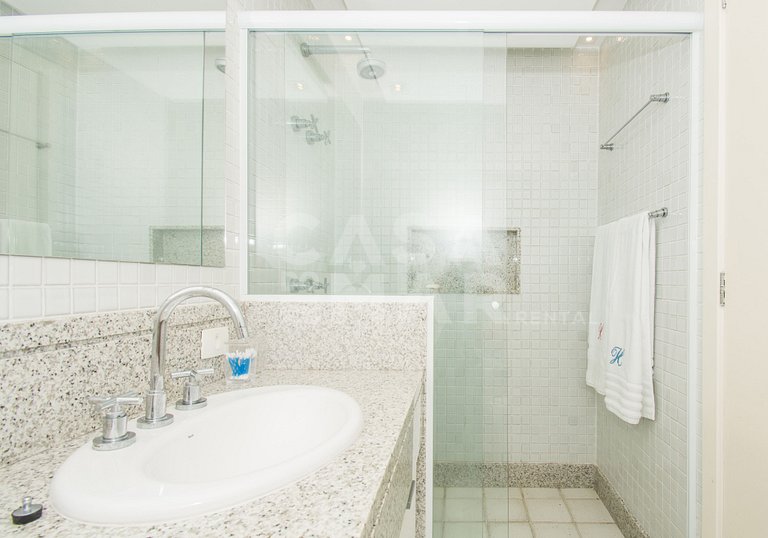 Casa com sete suítes, praia privativa com lancha