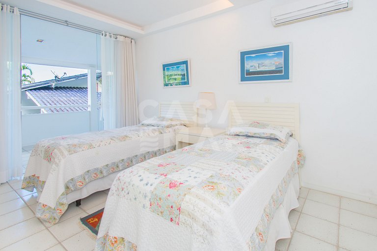 Casa com sete suítes, praia privativa com lancha