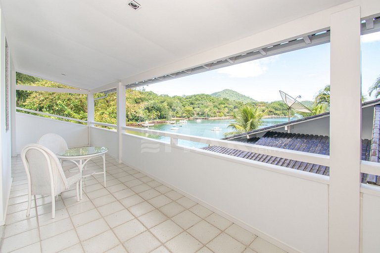 Casa com sete suítes, praia privativa com lancha