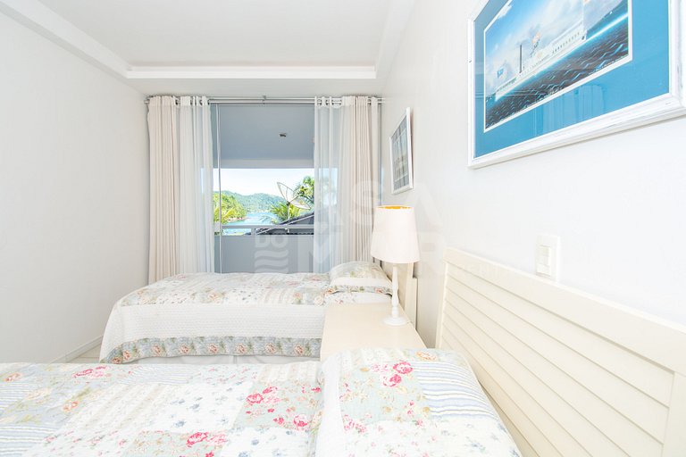 Casa com sete suítes, praia privativa com lancha