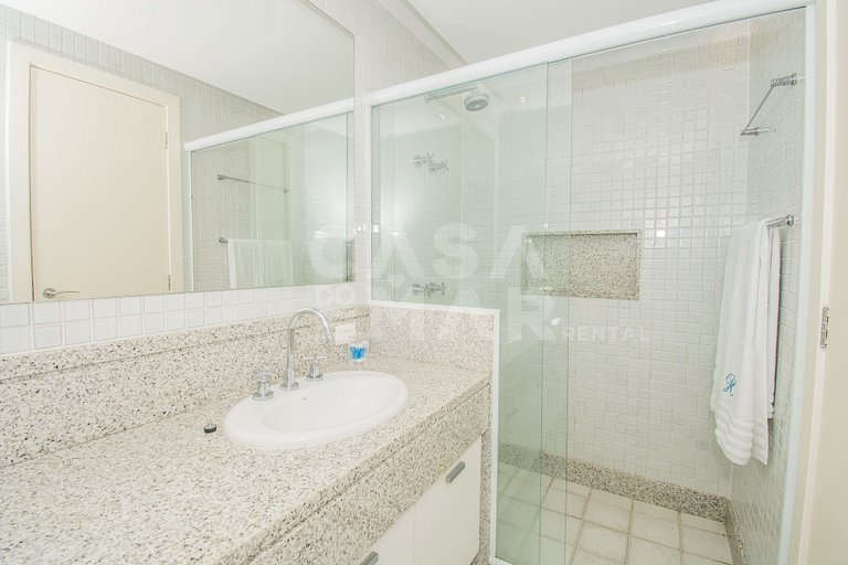 Casa com sete suítes, praia privativa com lancha