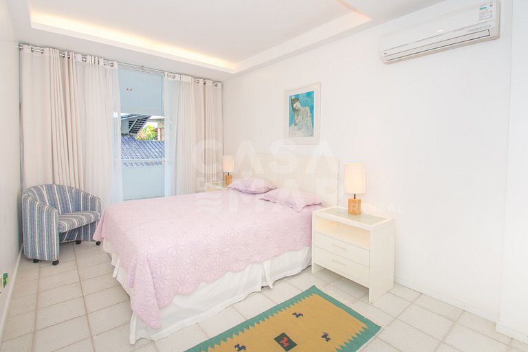Casa com sete suítes, praia privativa com lancha