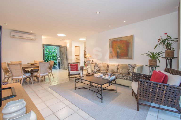 Casa com sete suítes, praia privativa com lancha