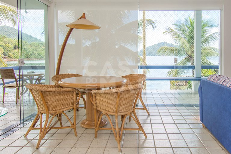 Casa com sete suítes, praia privativa com lancha
