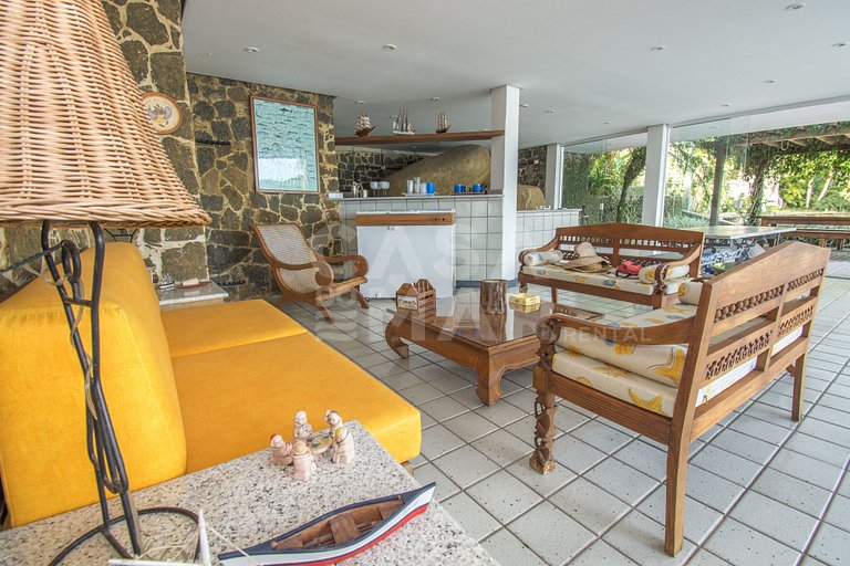 Casa com sete suítes, praia privativa com lancha