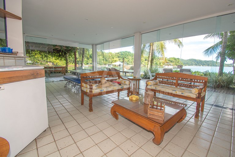 Casa com sete suítes, praia privativa com lancha