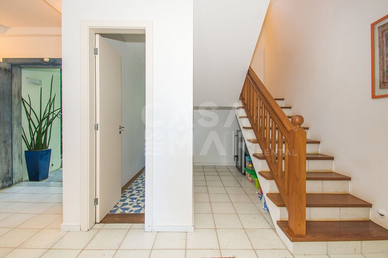 Casa com sete suítes, praia privativa com lancha