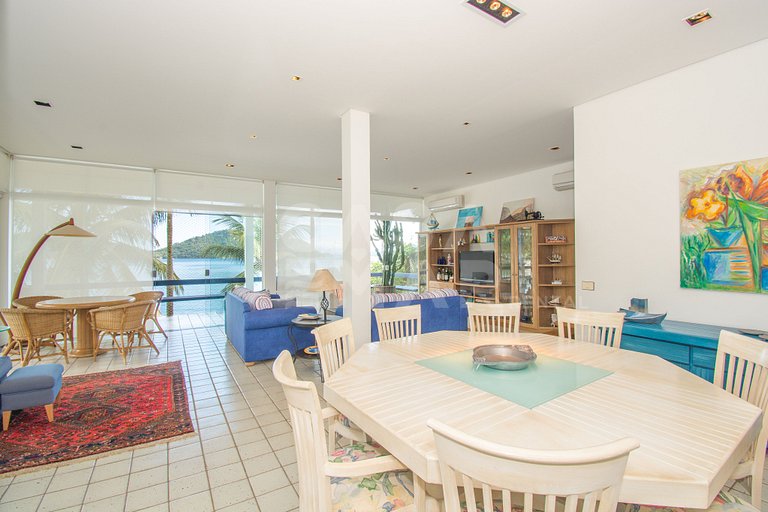 Casa com sete suítes, praia privativa com lancha