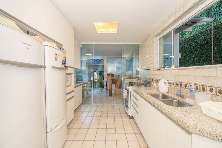 Casa com sete suítes, praia privativa com lancha