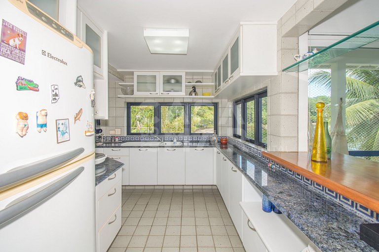 Casa com sete suítes, praia privativa com lancha