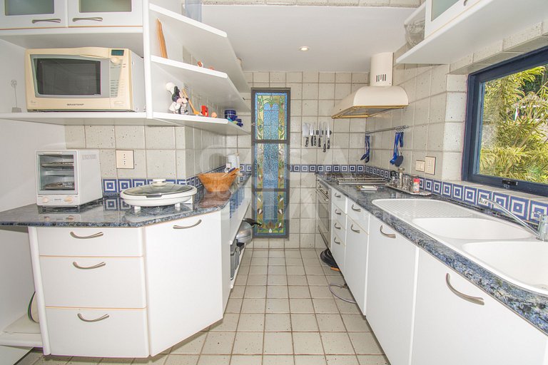 Casa com sete suítes, praia privativa com lancha