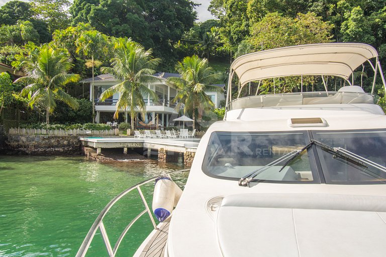 Casa com sete suítes, praia privativa com lancha