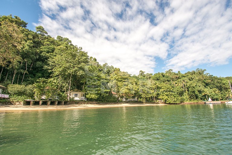 Casa com sete suítes, praia privativa com lancha