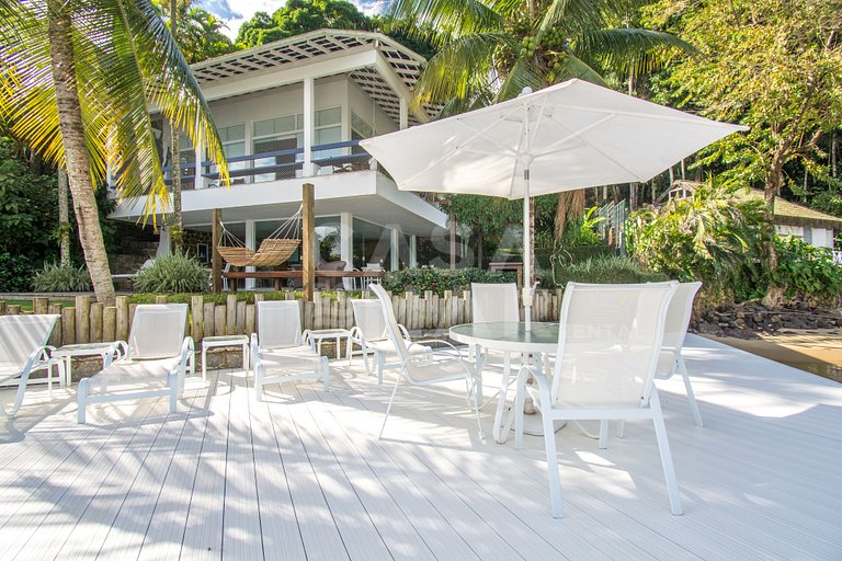Casa com sete suítes, praia privativa com lancha
