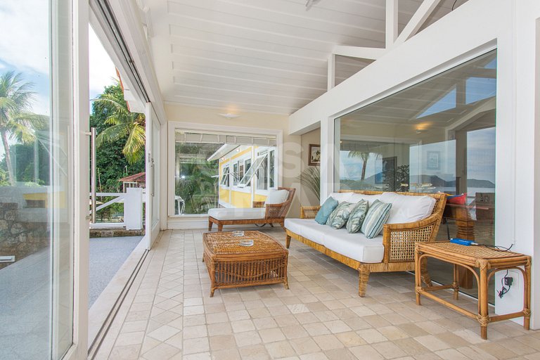 Beautiful villa with exclusive beach, seven suites in a cond