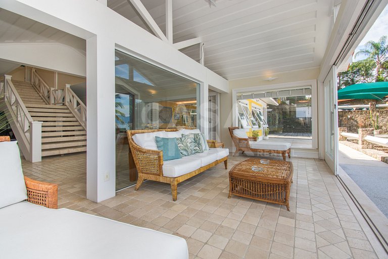Beautiful villa with exclusive beach, seven suites in a cond