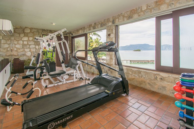 Beautiful villa with exclusive beach, seven suites in a cond