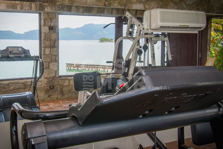 Linda villa com praia exclusiva, nove suítes em condomínio