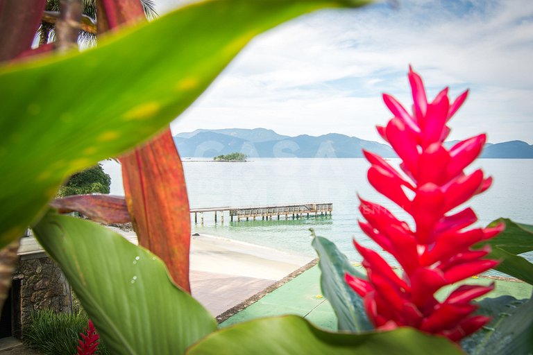 Beautiful villa with exclusive beach, seven suites in a cond