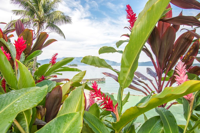 Beautiful villa with exclusive beach, seven suites in a cond