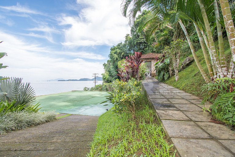 Linda villa com praia exclusiva, nove suítes em condomínio