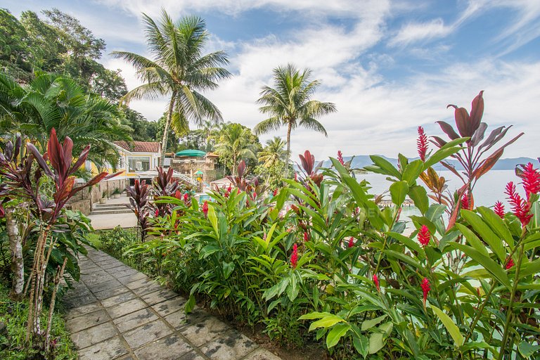 Beautiful villa with exclusive beach, seven suites in a cond
