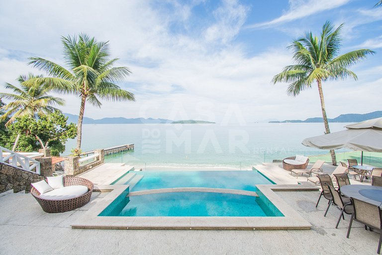 Beautiful villa with exclusive beach, seven suites in a cond