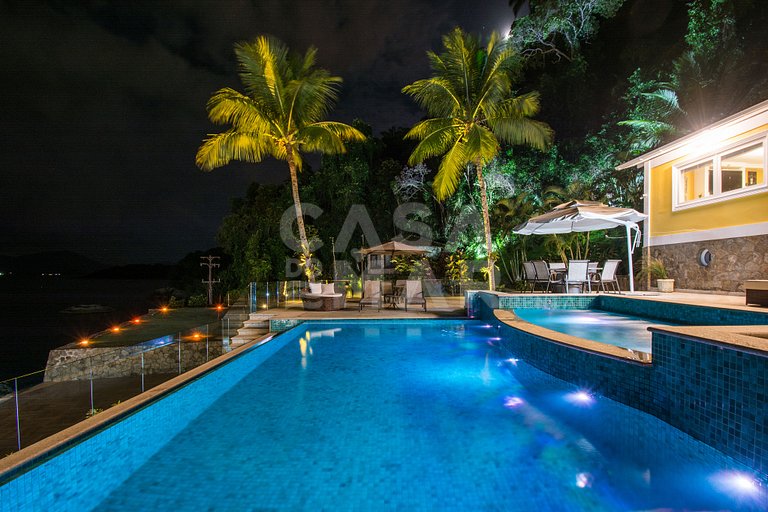 Linda villa com praia exclusiva, nove suítes em condomínio