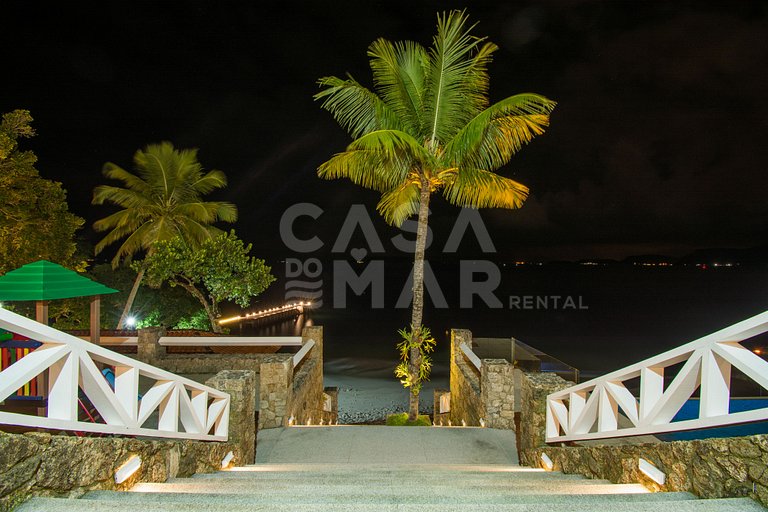 Beautiful villa with exclusive beach, seven suites in a cond
