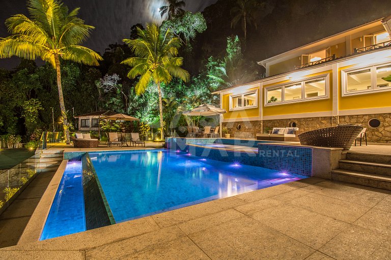 Linda villa com praia exclusiva, nove suítes em condomínio