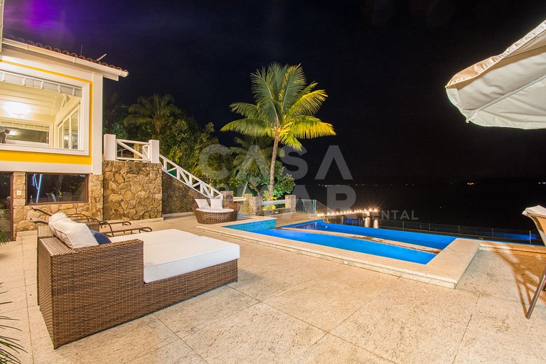 Beautiful villa with exclusive beach, seven suites in a cond