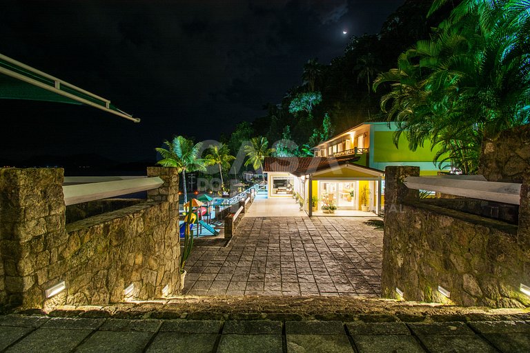 Beautiful villa with exclusive beach, seven suites in a cond