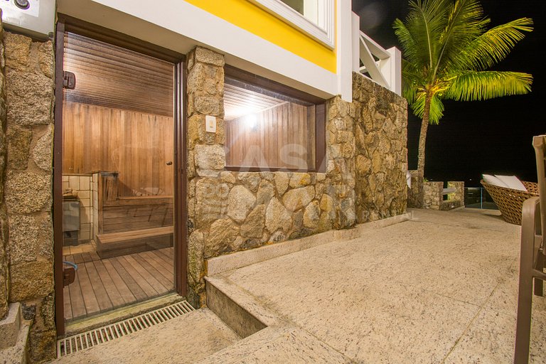 Beautiful villa with exclusive beach, seven suites in a cond